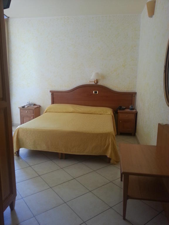 Hotel Mistef Falerna Habitación foto