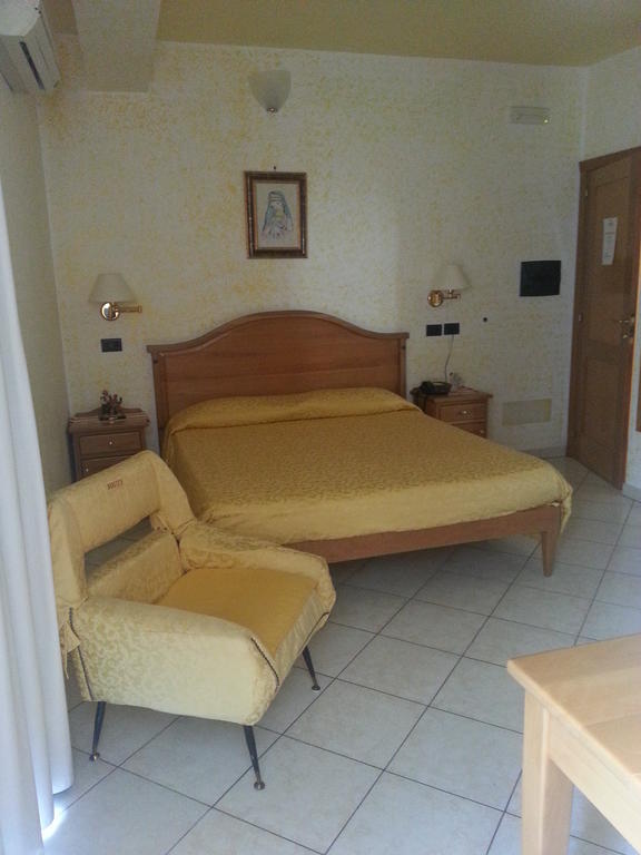 Hotel Mistef Falerna Habitación foto